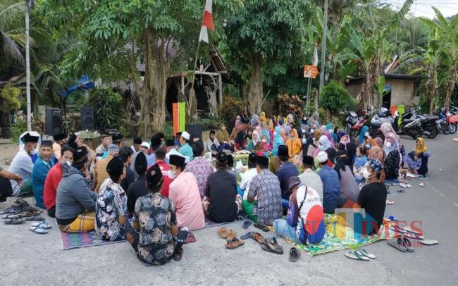 Genduri Takir Plonthang dan Larangan di Bulan Suro di Tulungagung