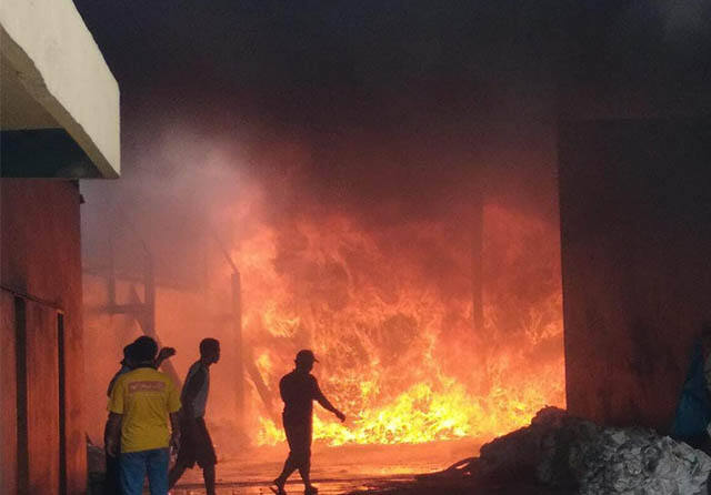 Gudang Plastik Terbakar, Kerugian Capai Ratusan Juta