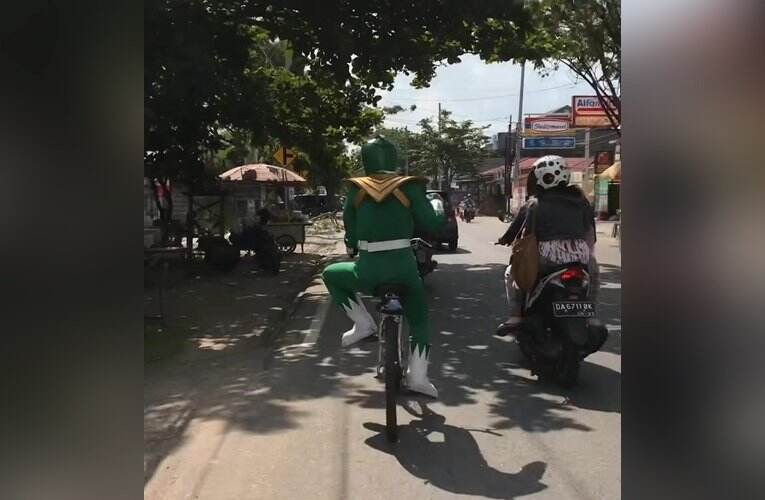 Viral! Aksi “Power Ranger” Bersepeda Mini Saat PPKM Level IV Banjarmasin