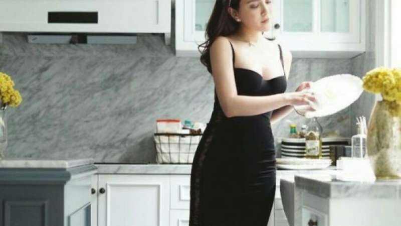 Nyuci Piring Pakai Dress Ketat, Shandy Aulia Cantiknya Kebangetan