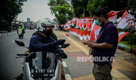 In Picture: Penjual Bendera Keluhkan Sepinya Pembeli
