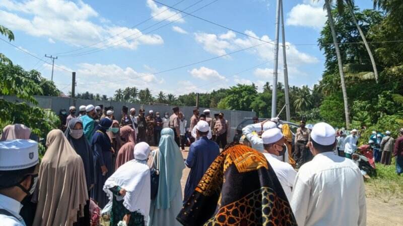 Ribuan Pelayat Padati Prosesi Pemakaman Guru Kapuh, Pakar ULM Ingatkan Dampak Covid-19