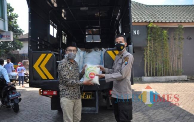 Dukung Program Rumah Ibadah Bergerak, Kapolresta Malang Kota Beri Bantuan Beras 1 Ton dan 50 Paket Sembako