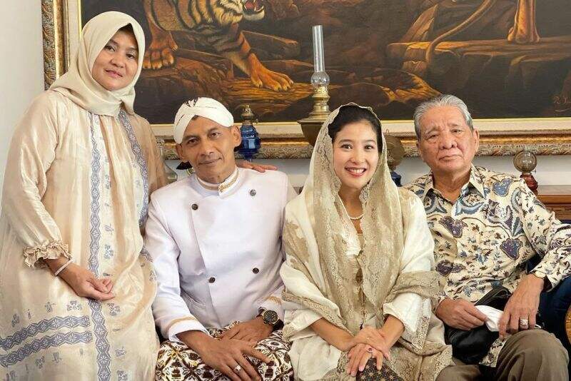 Rayakan Tahun Baru Islam, Olivia Zalianty Perlihatkan Wajah Suami Tercinta