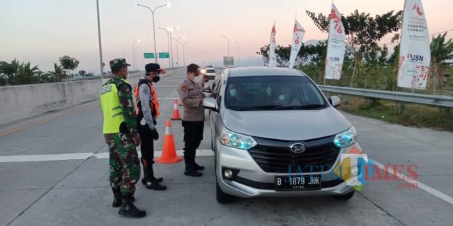 41 Kendaraan Terpaksa Putar Balik saat Pemeriksaan Pos Check Poin Exit Tol Ngawi