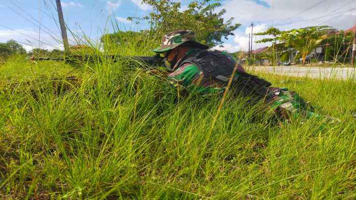 Prajurit Batalyon Marinir Pertahanan Pangkalan X Jayapura Gelar Patroli Tempur