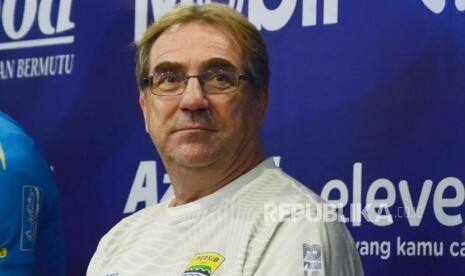 Pelatih Persib Buat Buku Soal Sepak Bola Indonesia