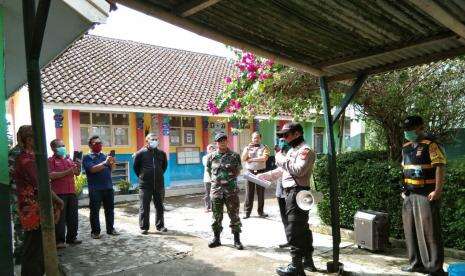 Satpol PP Depok Bubarkan Paksa Dua Resepsi Pernikahan