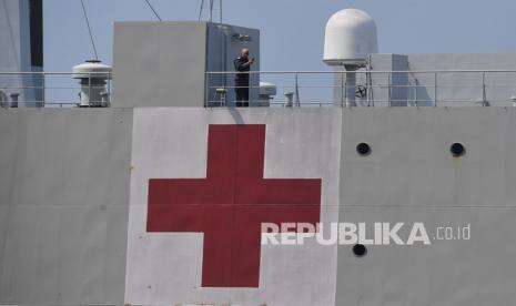KRI Teluk Bentuni Angkut Bantuan Alkes dari Singapura