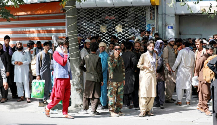 Taliban Menguasai, Ratusan Penduduk Kabul Berbondong-bondong Tarik Uang di ATM lalu Kabur