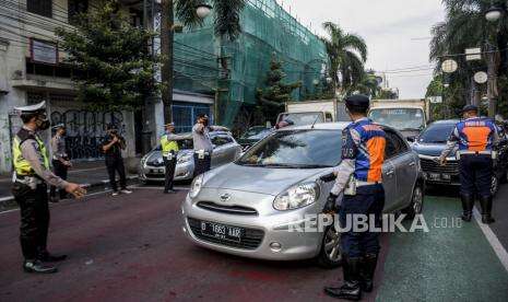 Kendaraan Pelat B Mulai Padati Jalur Wisata di Bandung