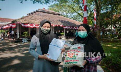 Pemkab Lebak Salurkan Bantuan Beras bagi Pedagang Kecil