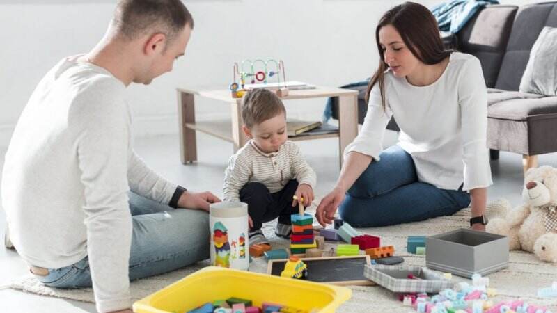 Terlalu Melindungi Anak Jadi Pertanda Orang Tua Oveprotective! Kenali 8 Cirinya Yuk Moms