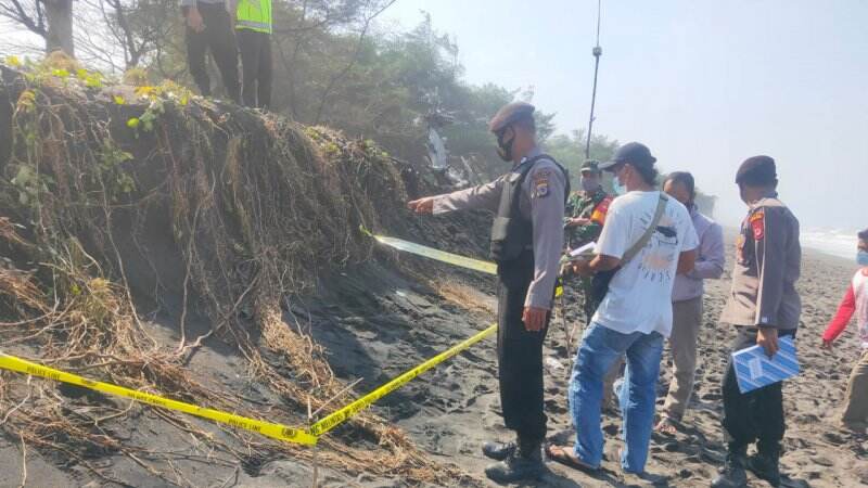 Tengkorak Manusia Ditemukan Terkubur di Pasir Pantai Mlarangan Asri