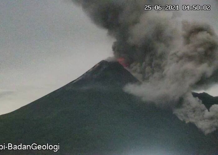 Merapi Erupsi Lagi, Semburkan Awan Panas Sejauh 3,5 Kilometer