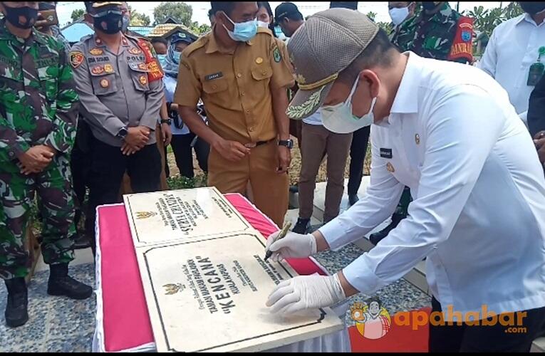 BREAKING! Ben Brahim Resmikan Dua Tugu Makam Pahlawan di Kapuas