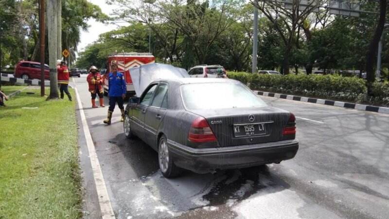Mau Beli Gorengan Cucu, Mercedes Benz Terbakar Depan Bandara SAMS