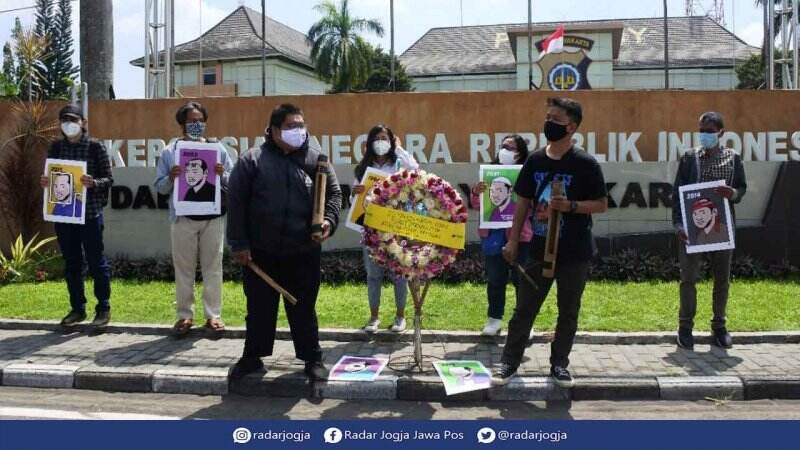 Aksi Diam Peringati 25 Tahun Kematian Wartawan Udin