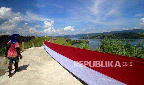 In Picture: Pemasangan Bendera Merah Putih di Bukit Tungku Wiri Jayapura