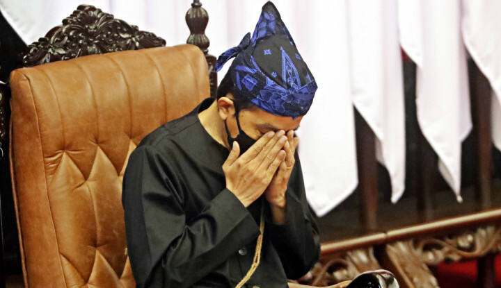 Pedas! Jokowi Dikritik Habis-habisan: Pakai Baju Adat, tapi Wilayah Adat Dibabat!