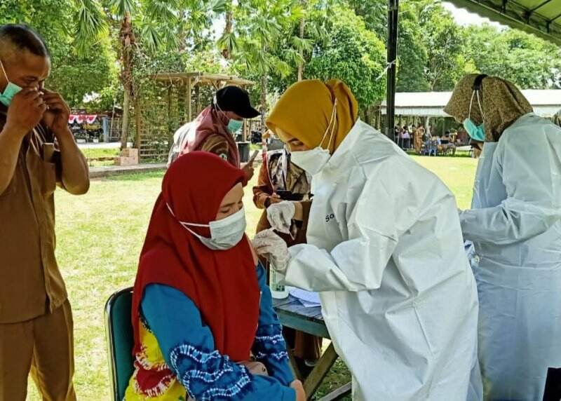 Tenaga Kesehatan di Batola Mulai Disuntikkan Vaksin Moderna