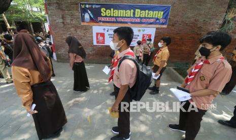 In Picture: Vaksinasi Covid-19 Pelajar SMP di Kediri