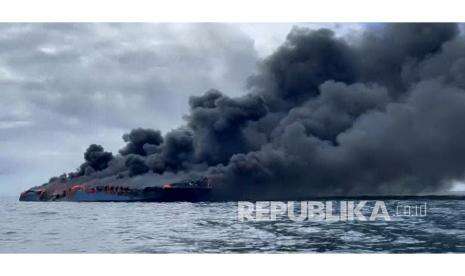 In Picture: KM Bukit Sumber Poleang Terbakar
