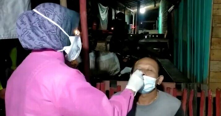 Langgar Prokes, 10 Warga Kapuas Langsung Di-swab