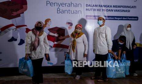 In Picture: Bantuan Sembako Bagi Warga Terdampak Covid-19 di Bandung