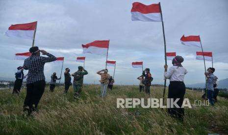 In Picture: Pengibaran Bendera di Bukit Pengolahan Sampah Pantai