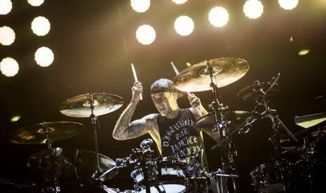 Setelah 13 Tahun, Travis Barker Berani Naik Pesawat Lagi