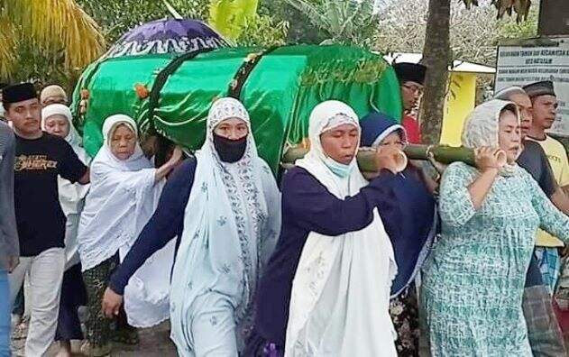 Viral Ibu-ibu Gotong Keranda Jenazah di Ampenan, Ini Penjelasannya