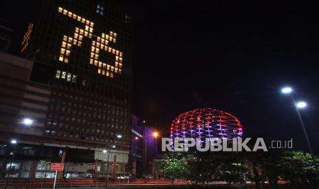 In Picture: Dua Hotel Ini Pasang Lampu Bendera Merah Putih dan Angka 76