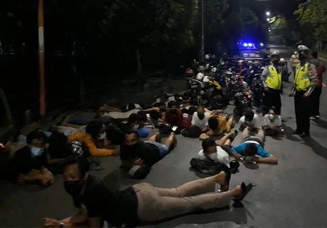 Gerebek Balap Liar di Margomulyo, Polisi Tangkap Puluhan Pemuda
