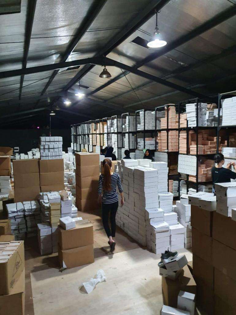 Pedagang Sepatu Keliling Ini Sukses Bangun Pabrik Berkat Jualan Online