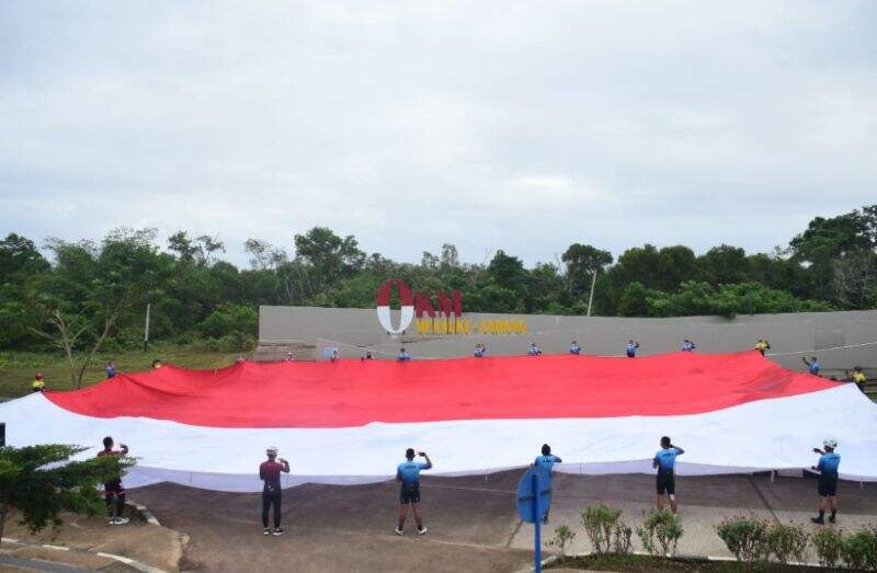 Bendera Merah Putih Raksasa Dibentangkan di Titik 0 KM Sota Merauke