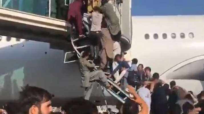 Ratusan Orang Terlihat Putus Asa Berdesakan Naik Pesawat di Bandara Kabul
