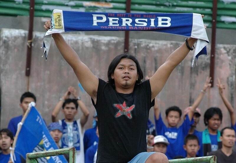 Bikin Kagum! Cerita Bobotoh Yana Umar yang Berhijrah hingga Ajak Suporter Lain Salat di Tribun