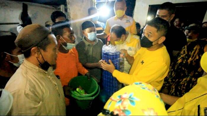 Malam-Malam, Appi Bawa Bantuan untuk Korban Kebakaran di Jalan Kumala