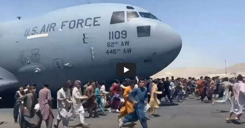 Viral Ratusan Orang Berlari Rebutan Naik Pesawat Amerika Kabur dari Taliban