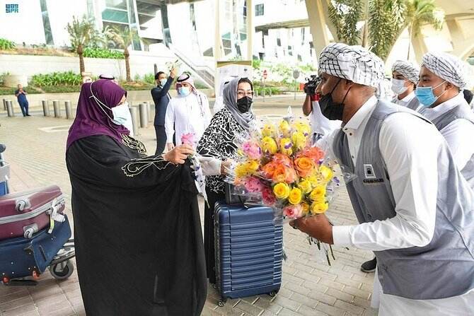 Tiba di Arab Saudi, Rombongan Pertama Jamaah Umrah Asing Disambut dengan Kurma