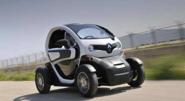 Mudah Banget, Begini Cara Menyetir Mobil Listrik Mungil Twizy