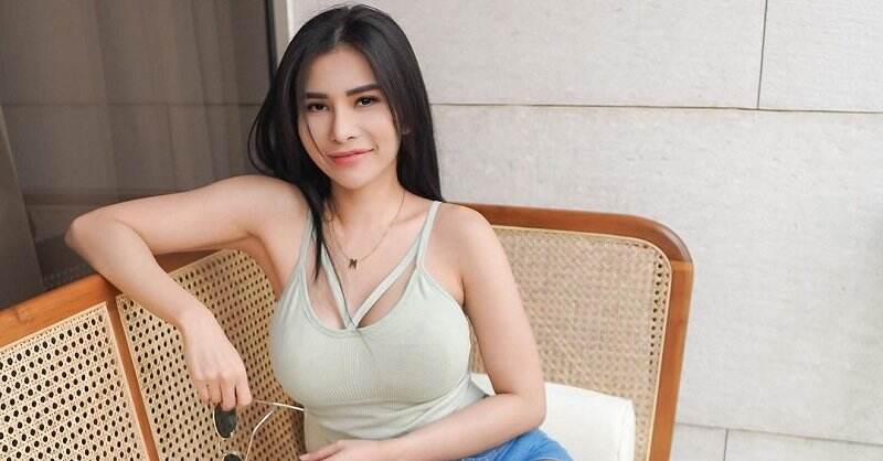 Seksinya Maria Vania Pakai Tanktop Pamer Tato Bunga di Paha, Netizen: Makin Gemas!