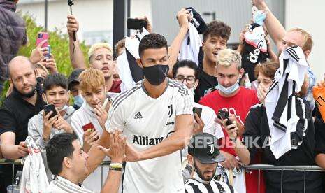 Allegri: Ronaldo Sendiri Bilang akan Bertahan di Juventus