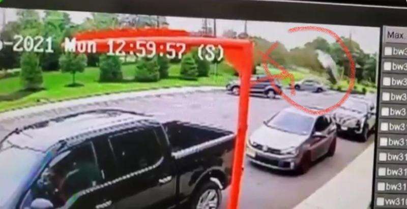 Viral Mobil Terguling Nyaris Menimpa Keluarga yang Sedang Makan di Restoran