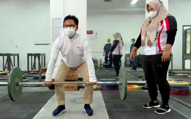 Angkat Besi Bareng Atlet Imin Tak Kuat Lama