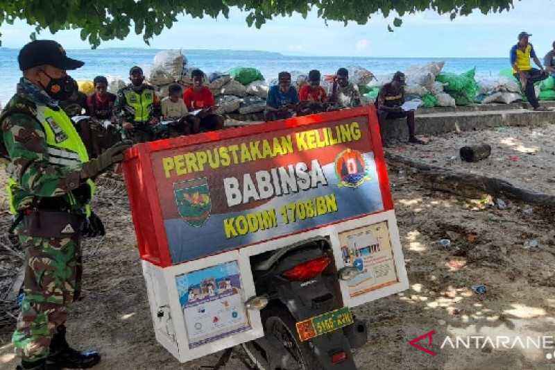 Sangat Menginspirasi, Aparat TNI Lakukan Ini untuk Membantu Warga di Pedalaman Papua