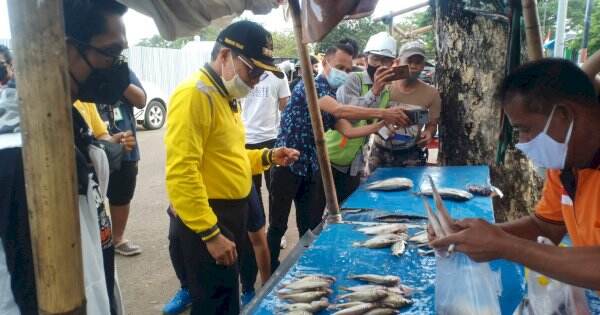 Wali Kota Parepare Borong Hasil Tangkapan Nelayan, Masyarakat Cempae Gembira