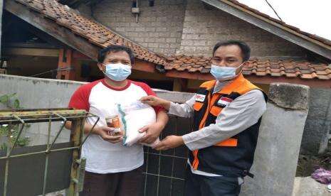 Warga Isoman di Cimahi Dapat Sembako dari Rumah Zakat