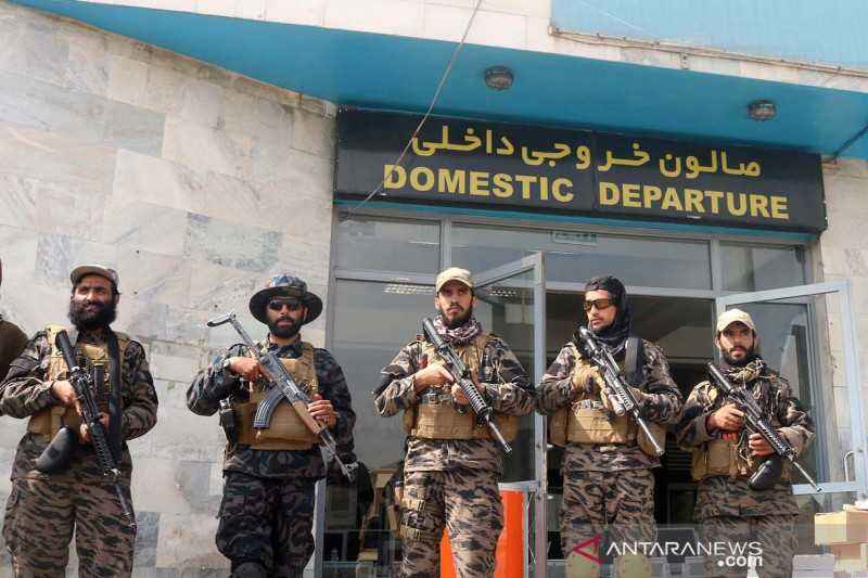 Pasukan Amerika Tinggalkan Afghanistan, Pendukung Taliban Arak Peti Mati Berbendera AS